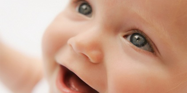 Првата насмевка кај бебињата – кога, како и зошто!